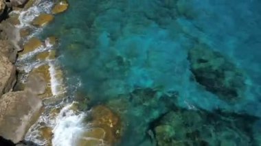 Resif okyanus dalgaları tarafından yıkanmış