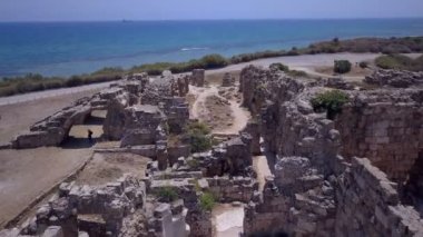 Denizin kenarında antik kalıntılar