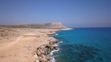 Resif okyanus dalgaları tarafından yıkanmış