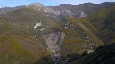 Çayırlar, alanlar ve dağlar