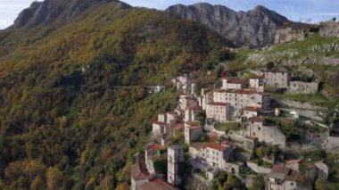 Dağlardaki eski kasaba.