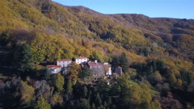Dağlardaki eski kasaba.