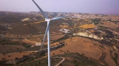 Rüzgar türbini ve dağlarda Mill