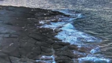 Rüzgar, dalgalar ve kayalar