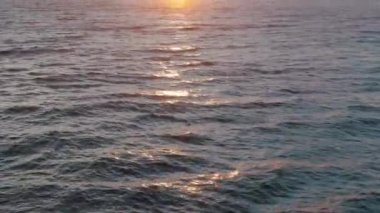 Günbatımı okyanus ve deniz üzerinde