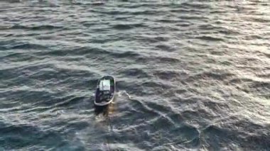 Tekne ile geçmiş Adası ve Resort otel