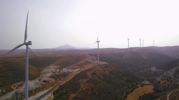 Windkraftanlage Und Mühle Den Bergen — Stockvideo