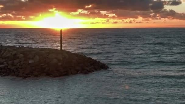 灯台で 夕焼けの海 — ストック動画
