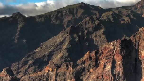 Die Spitzen Der Felsen — Stockvideo