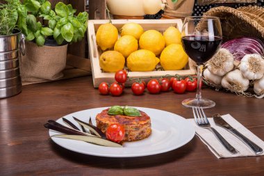 Patlıcan parmigiana masada, Sicilya orijinal İtalyan yemek