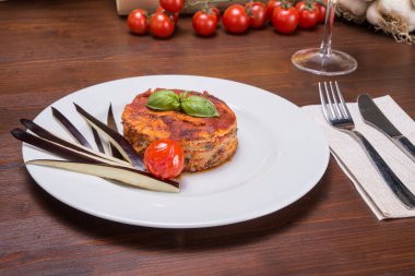 Patlıcan parmigiana masada, Sicilya orijinal İtalyan yemek