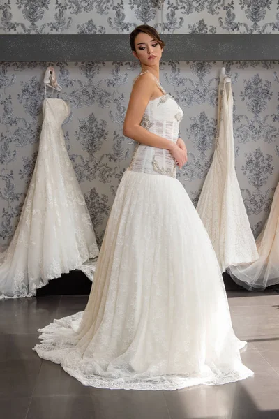 Model z suknią ślubną — Zdjęcie stockowe