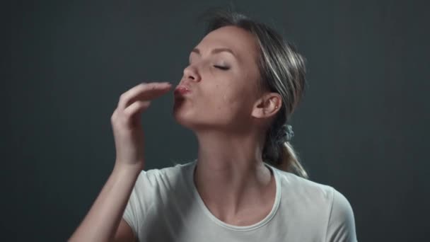 Νεαρή γυναίκα τρώει πατατάκια. — Αρχείο Βίντεο