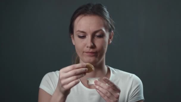 Ung kvinna äta nuggets. — Stockvideo