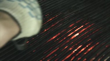 Taze Sockeye somon biftek pişirmek için sıcak bir kalbur üzerinde konuyor yakın çekim