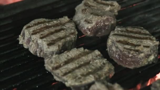 Cozinhar bifes grelhados. Close-up — Vídeo de Stock