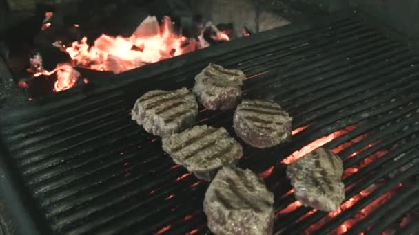 Chef cocinar carne jugosa costilla gruesa en la parrilla en llamas — Vídeo de stock