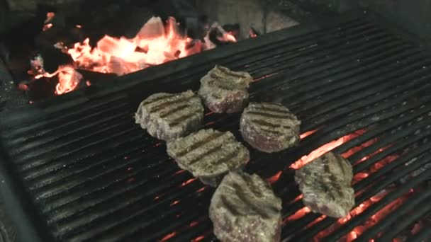 Chef cozinhar bife suculento suculento costela-olho na grelha flamejante — Vídeo de Stock