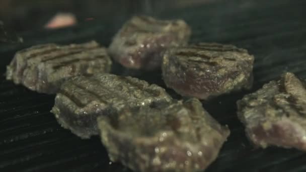 Cozinhar bifes grelhados. Close-up — Vídeo de Stock