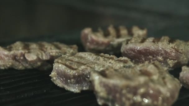 Cozinhar bife grelhado — Vídeo de Stock