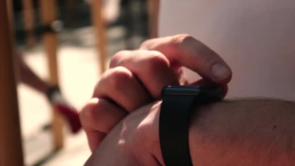 Hombre joven utiliza smartwatch . — Vídeos de Stock