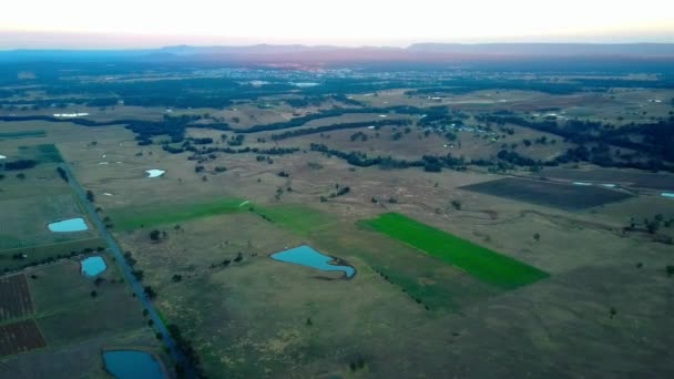 Campos agrícolas en Australia por la noche . — Vídeo de stock