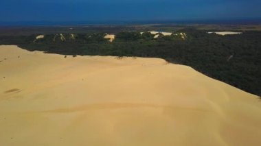Sandy beach ve turkuaz deniz.