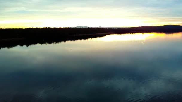 Grande rio de montanha ao entardecer . — Vídeo de Stock