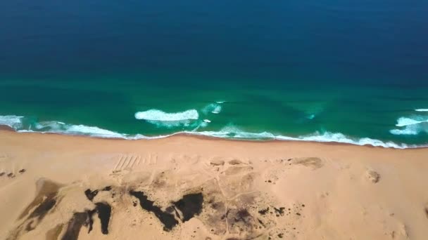 Sandy beach en turquoise zee. — Stockvideo
