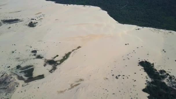 Plage de sable et mer turquoise. Vue aérienne du dessus . — Video