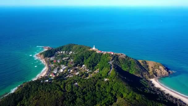 Vuurtoren staande op een berg boven een kleine stad in Australië — Stockvideo