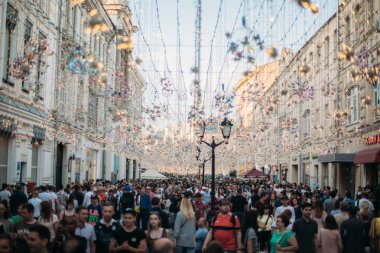 Moskova Caddesi'ndeki kalabalığın.