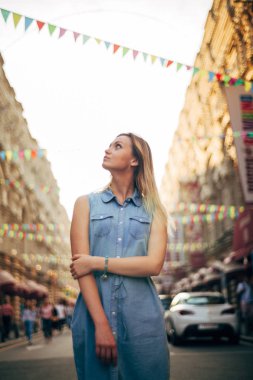 şehirde güzel kız yürüyor.