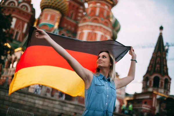 러시아에서 독일 소녀입니다. 독일 깃발을 흔들며. — 스톡 사진