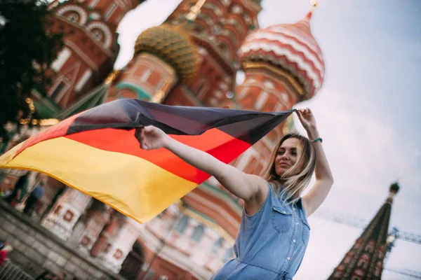 Chica alemana en Rusia. Alemán ondeando una bandera . — Foto de Stock