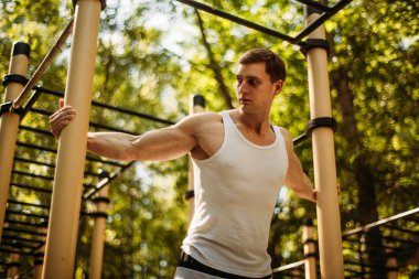 Yakışıklı genç adam parkta eğitim.