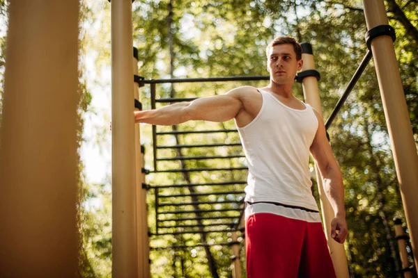 Netter Mann wärmt sich vor dem Streetworkout auf. — Stockfoto