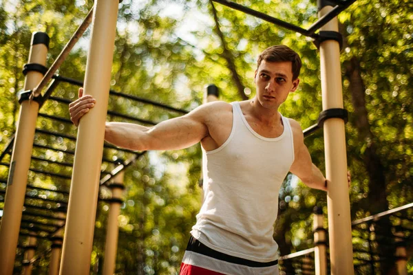 Schöner junger Mann beim Training im Park. — Stockfoto