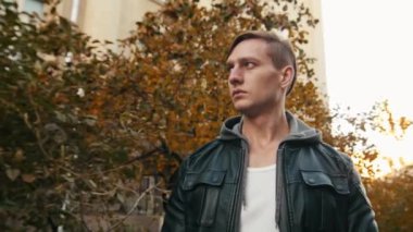 Genç erkek serseri bir Avrupa şehirde yürüyüş.