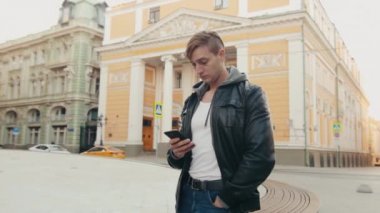 Genç acımasız adam haberci Avrupa şehri bir ortak iletişim kurar.