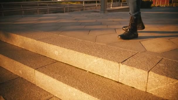 Joven hombre brutal con botas militares bajando las escaleras . — Vídeos de Stock