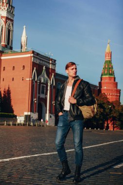 Kendine güvenen insan kırmızı meydanda yürüyor