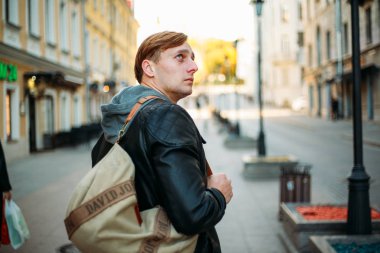 Bir Avrupa kenti sokaklarında yolculuk