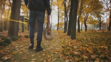 Eğitim için sarı yapraklar Mens bacaklar ordu Çizmeli geçmesi.