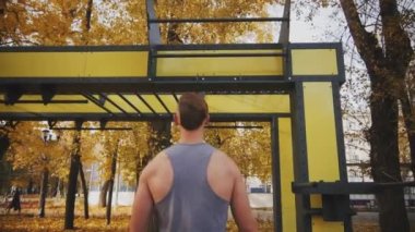 Pull-up yapan seksi genç erkek