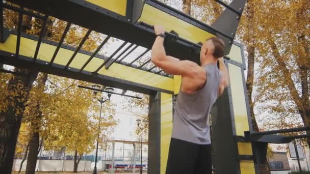 Sexy młody człowiek robi pull-up — Wideo stockowe