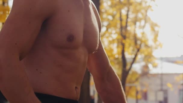 Ung man tränar vakuum för abs — Stockvideo