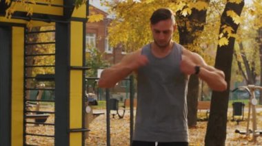 Genç atlet atlar ve parkta elinde döner