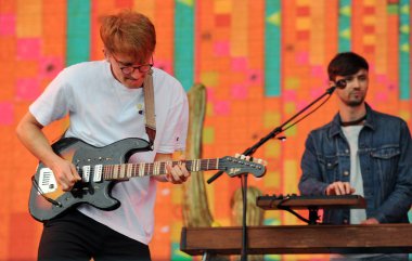 Panensky Tynec'te, Çek Cumhuriyeti - 28 Haziran 2018: şarkıcı Dave Bayley performans Aerodrome Festivali Panensky Tynec'te, Çek Cumhuriyeti için 28 Haziran 2018 sırasında cam hayvanların (sol).