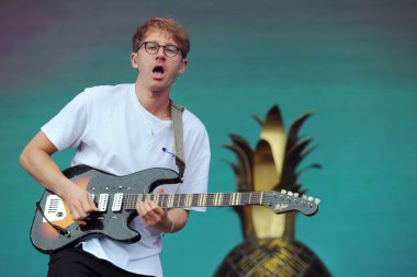 Panensky Tynec'te, Çek Cumhuriyeti - 28 Haziran 2018: şarkıcı Dave Bayley performans Aerodrome Festivali Panensky Tynec'te, Çek Cumhuriyeti için 28 Haziran 2018 sırasında cam hayvanların.